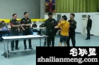 泰国征兵够奇葩，纯靠抽签，红签入伍黑签回家，小哥儿们快疯了