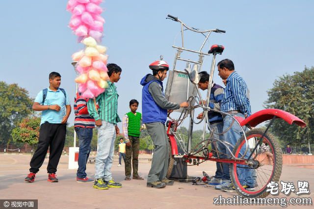 印度男子骑2.5米高自行车上路,警察挡不住他太牛掰啦
