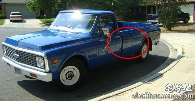 他撬开很久没开的车,结果眼前的一幕令人头皮发麻!