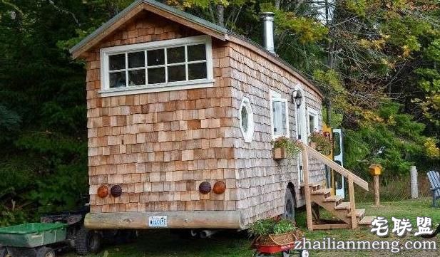 这对情侣买了一辆二手校车回来改造,最后的成果简直让人羡慕无比