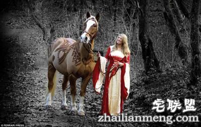 剪马毛也是一门硬技术!英国姑娘靠剪马毛被封为“艺术家”