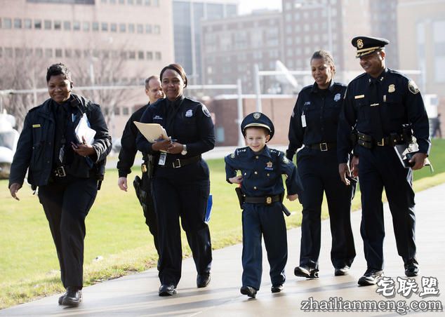 酷!美国7岁小正太当了1天警察局长