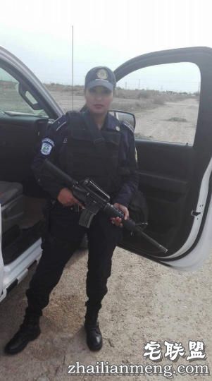墨西哥女警脱下制服,露胸照在国外社交网络上遭疯传