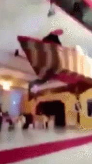 玩脱了！新人结婚坚持坐“飞船”入场，绳索断裂惨遭“沉船”