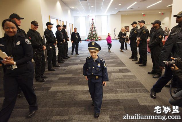 酷!美国7岁小正太当了1天警察局长