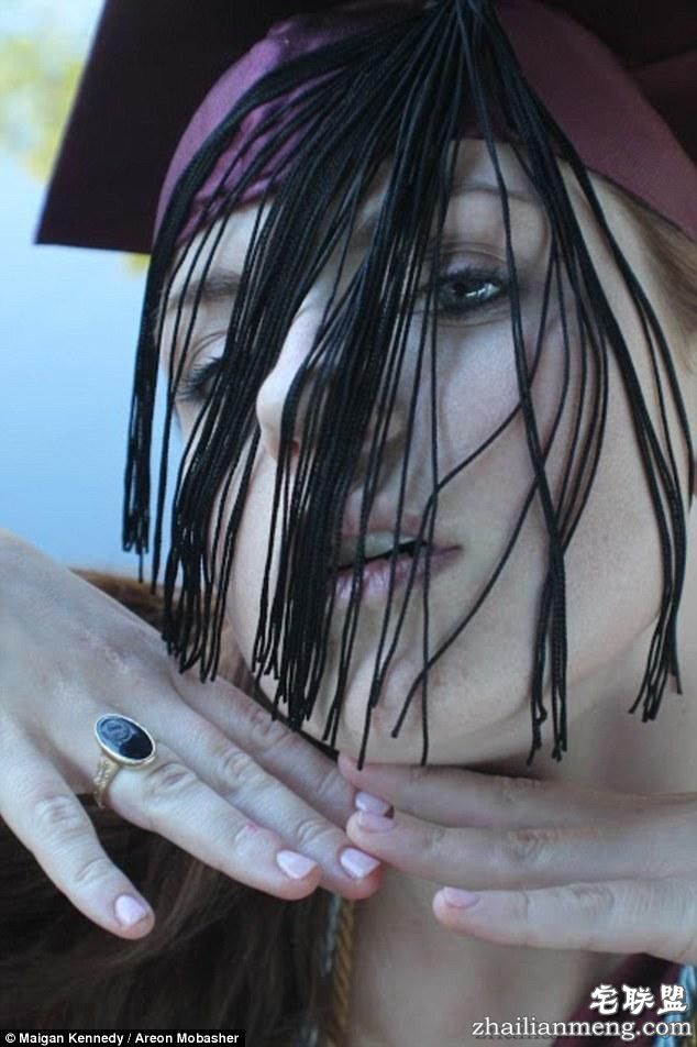 欠债才性感!美国女大学生躺支票中拍毕业照,向父母和青春致歉