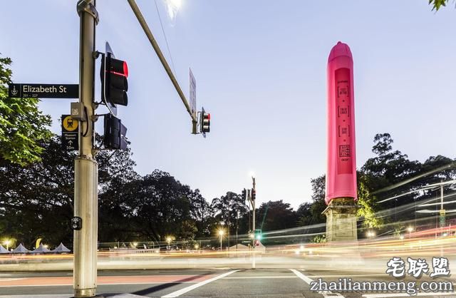 世界最大的避孕套吗?悉尼18米方尖碑戴上巨型特制避孕套