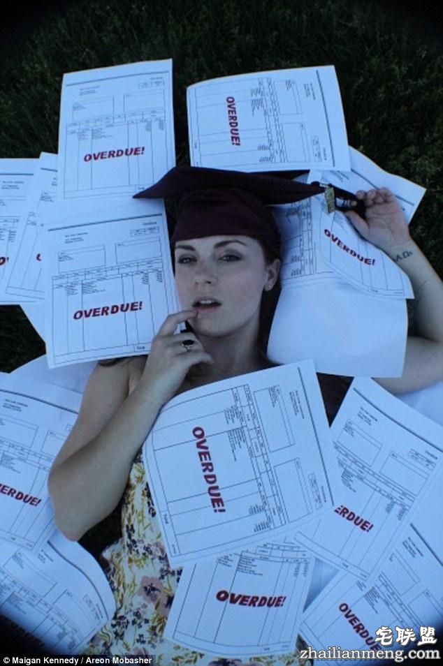 欠债才<a href=/e/tags/?tagname=%E6%80%A7%E6%84%9F target=_blank class=infotextkey>性感</a>!美国女大学生躺支票中拍毕业照,向父母和青春致歉