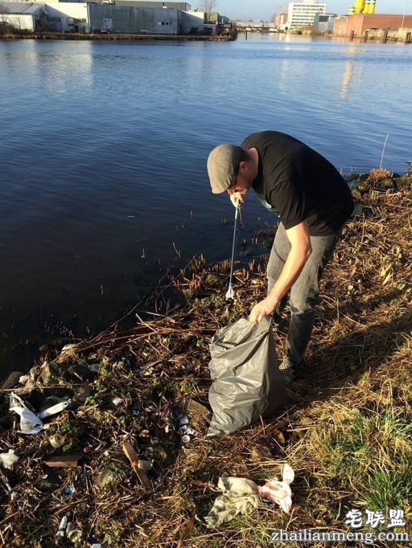 男子每天花30分钟清理河畔垃圾,结局真是让我们想不到啊!