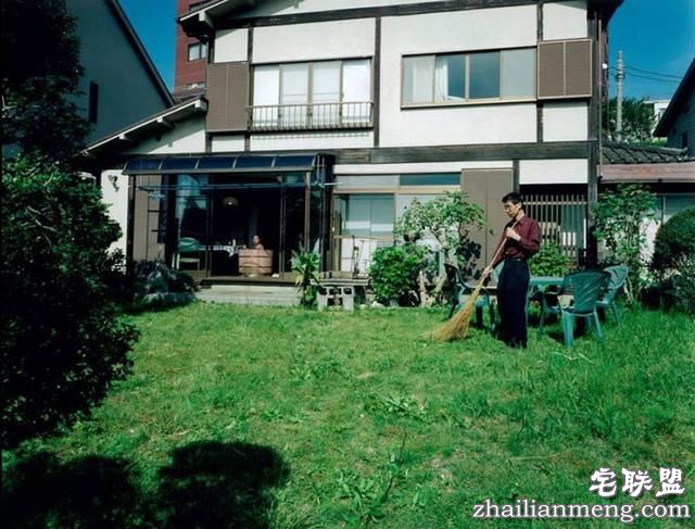 日本女摄影师进百户人家裸体沐浴自拍