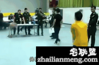 泰国征兵够奇葩，纯靠抽签，红签入伍黑签回家，小哥儿们快疯了