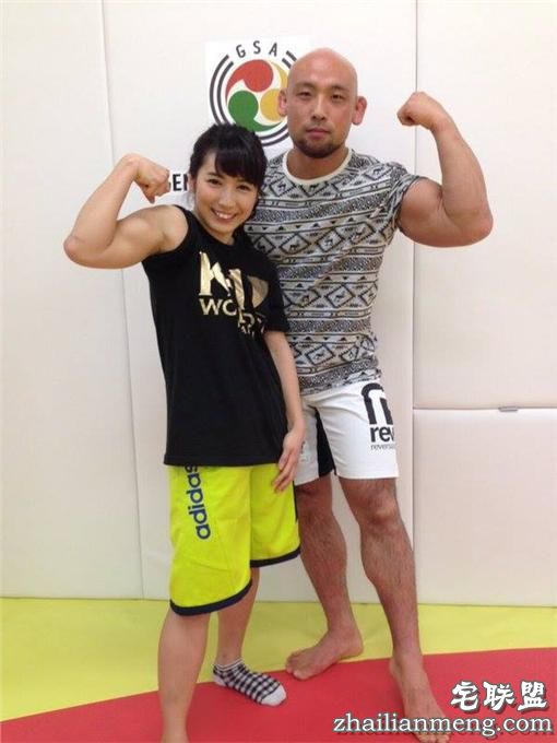 酱紫才叫做反差萌~可爱甜心加二头肌让人疯狂!