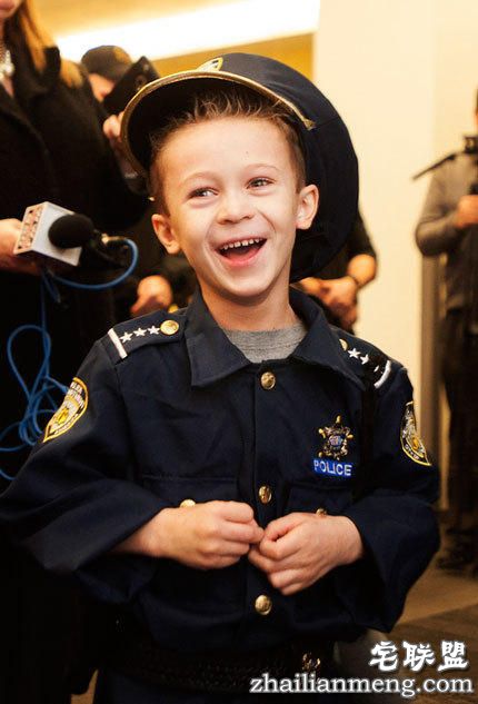 酷!美国7岁小正太当了1天警察局长