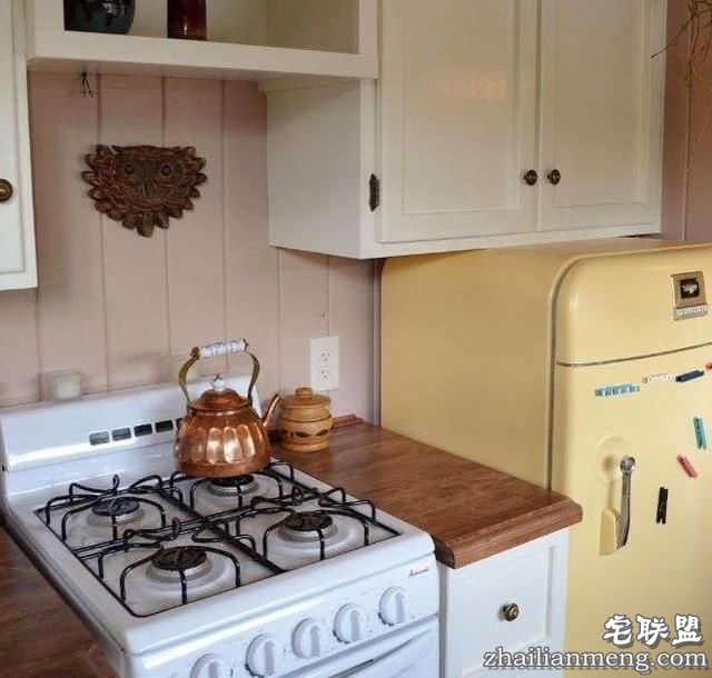 这对情侣买了一辆二手校车回来改造,最后的成果简直让人羡慕无比