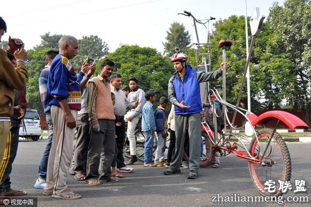 印度男子骑2.5米高自行车上路,警察挡不住他太牛掰啦