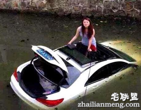 女司机开车冲进水库 竟然是因为打瞌睡