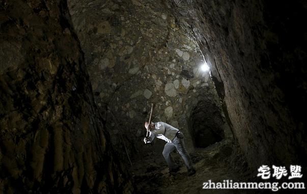 男子不停在这挖掘所有人以为他疯了,12年后被他的成品惊掉下巴