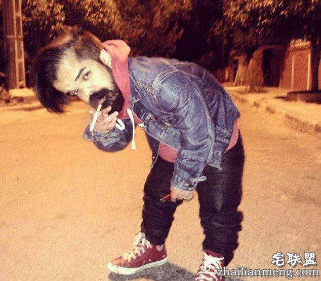 据英国《每日邮报》4月6日报道,近日,摩洛哥27岁的侏儒症患者伊斯梅尔(Ismail