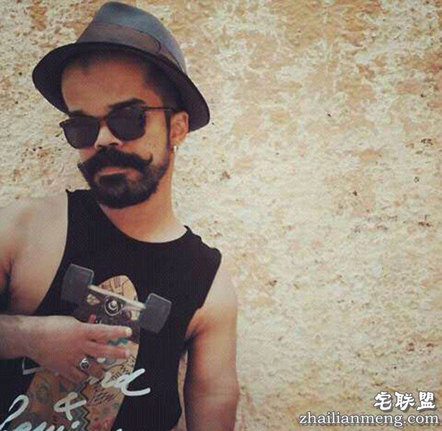 据英国《每日邮报》4月6日报道,近日,摩洛哥27岁的侏儒症患者伊斯梅尔(Ismail