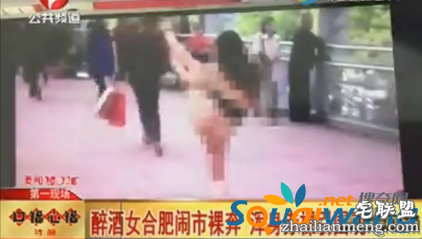 醉酒女闹市裸奔 女子浑身赤裸摸私处引围观
