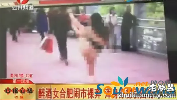 醉酒女闹市裸奔 女子浑身赤裸摸私处引围观