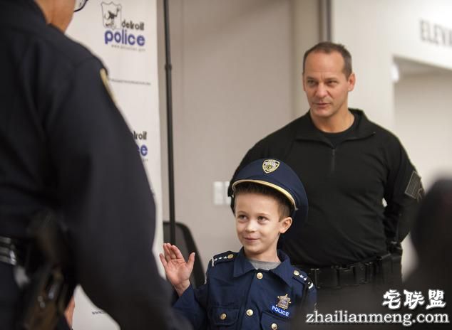 酷!美国7岁小正太当了1天警察局长