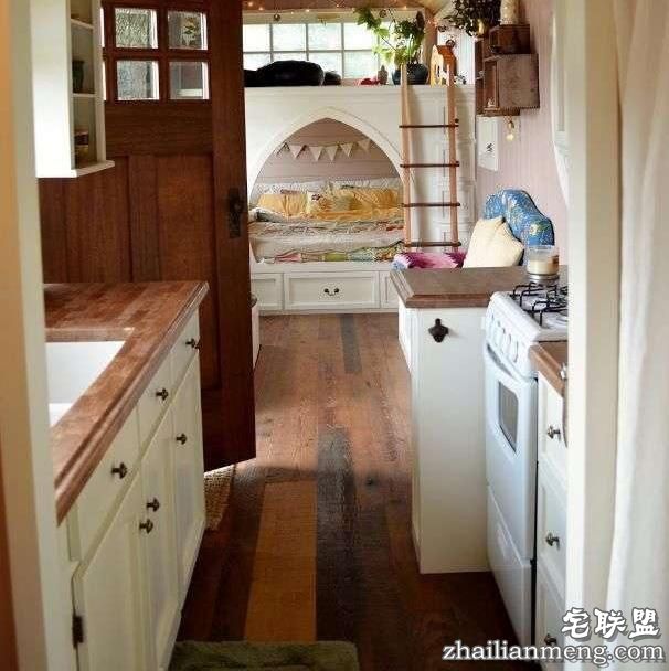 这对情侣买了一辆二手校车回来改造,最后的成果简直让人羡慕无比