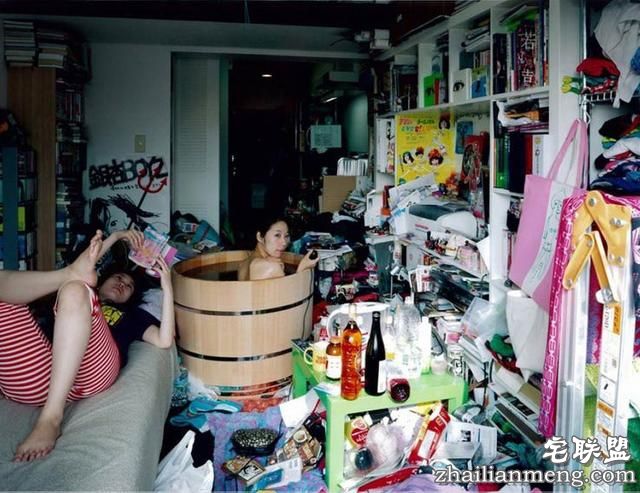 日本女摄影师进百户人家裸体沐浴自拍