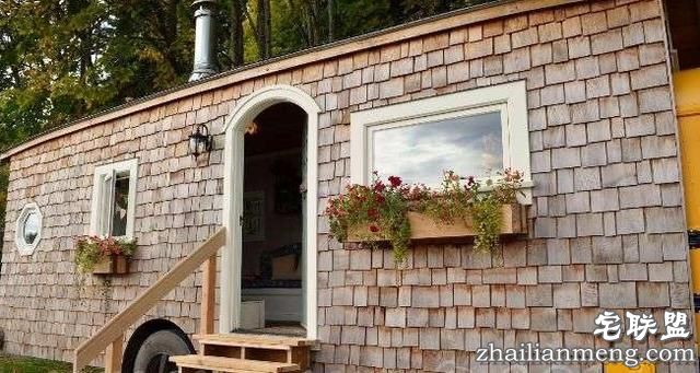 这对情侣买了一辆二手校车回来改造,最后的成果简直让人羡慕无比