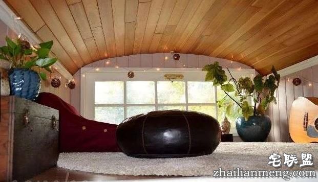 这对情侣买了一辆二手校车回来改造,最后的成果简直让人羡慕无比