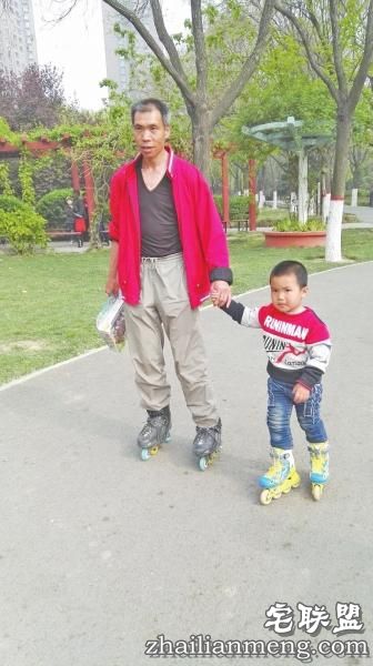 父子轮滑到北京 体验不一样的旅行