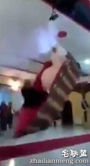 玩脱了！新人结婚坚持坐“飞船”入场，绳索断裂惨遭“沉船”