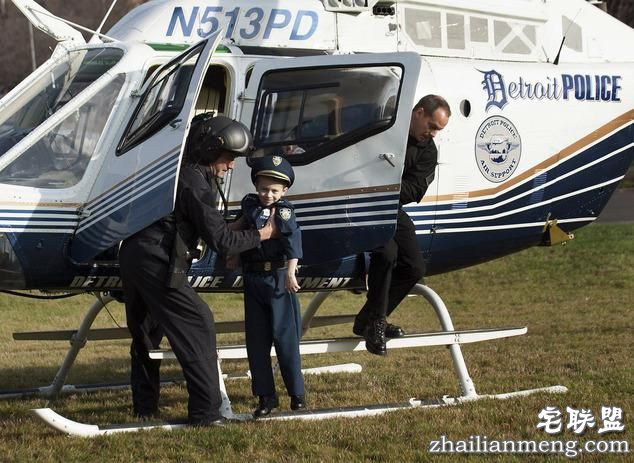 酷!美国7岁小正太当了1天警察局长