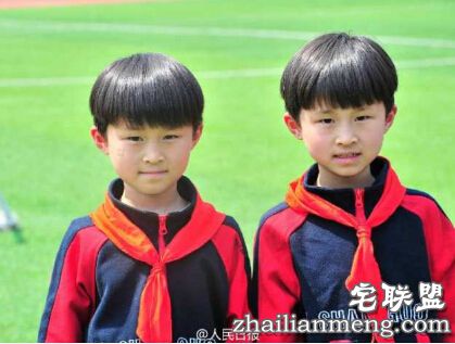 26对双胞胎同校 老师都搞晕了经常认错人