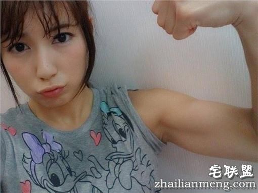 酱紫才叫做反差萌~可爱甜心加二头肌让人疯狂!