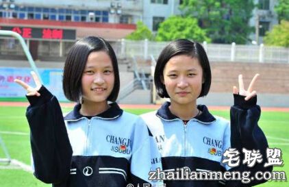 26对双胞胎同校 老师都搞晕了经常认错人