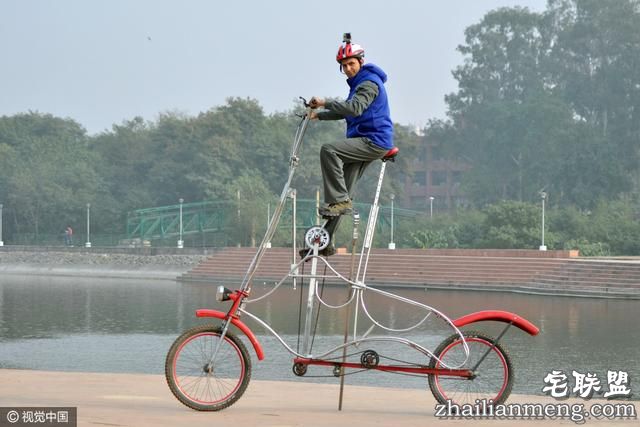 印度男子骑2.5米高自行车上路,警察挡不住他太牛掰啦