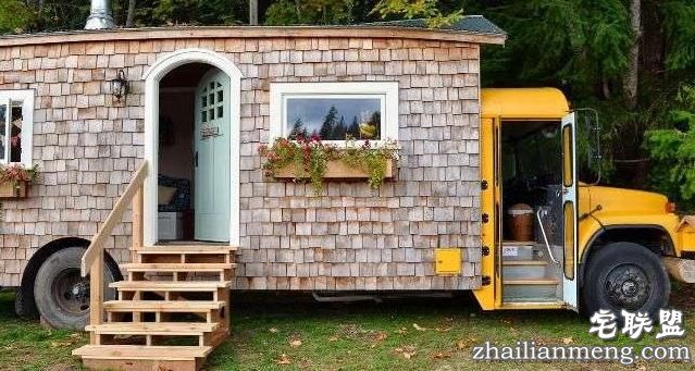 这对情侣买了一辆二手校车回来改造,最后的成果简直让人羡慕无比