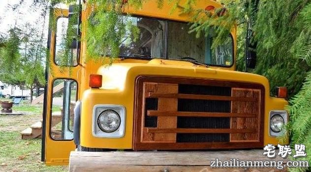这对情侣买了一辆二手校车回来改造,最后的成果简直让人羡慕无比
