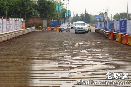 重庆九龙坡一小区外马路现史上“最牛”减速带,由208根钢筋组成