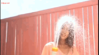 少妇喷花洒洗澡的邪恶gif<a href=/neihan/dongtaitupian/ target=_blank class=infotextkey>动态图片</a>