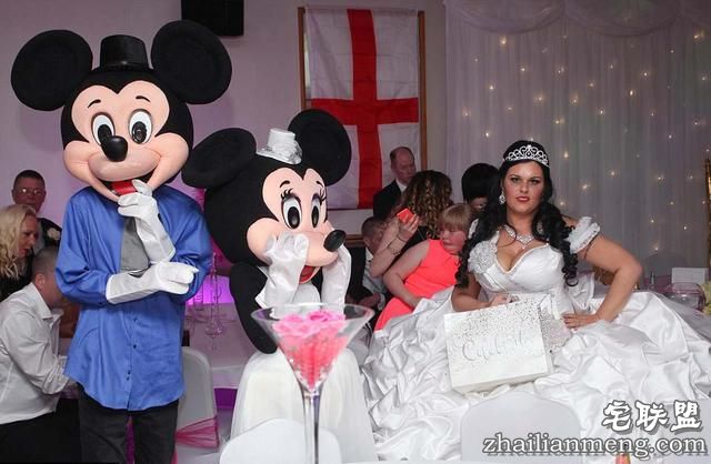 英国新娘奢华婚纱重达127斤
