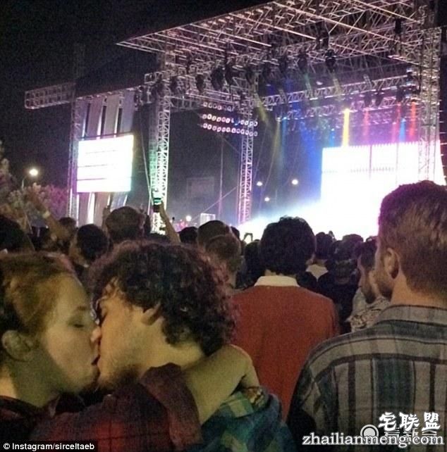 国外这组公共场合亲热照 尺度有点大啊（图）