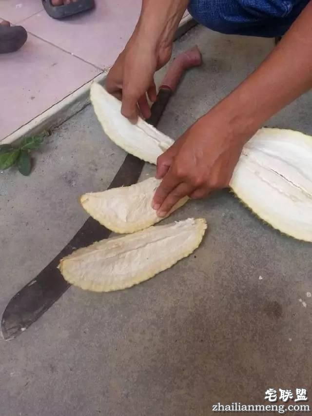 一哥们特别开心说,他花费7元就在网上买到了一个榴莲|呵呵