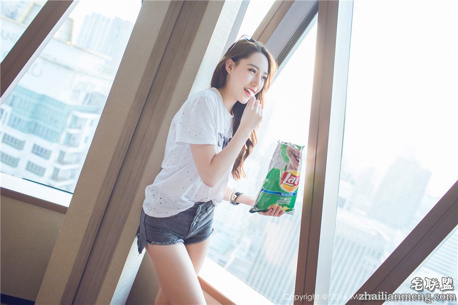 [爱蜜社] 性感的美腿女神刘奕宁Lynn清晨内衣写真摄影 Vol.080第2张