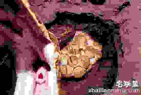 男子在野外看到一奇怪洞穴,没想到进去下一秒被吓傻了