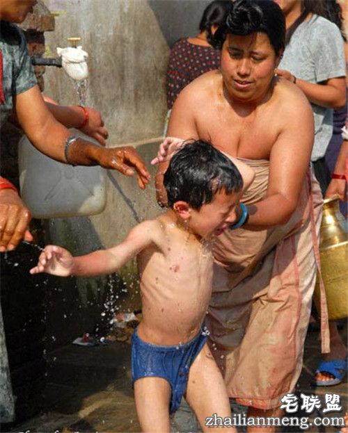 尼泊尔女人露天洗澡引围观 画面香艳令人血脉喷张! 尼泊尔女人露天洗澡引围观 画面香艳令人血脉喷张!