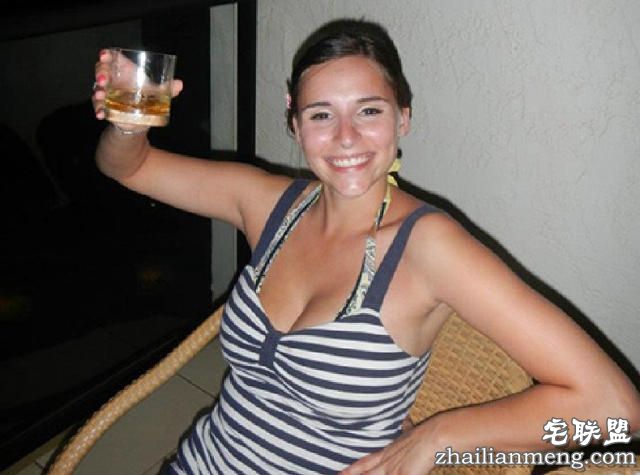 美女“色狼”在客机上非礼女乘客,上下其手