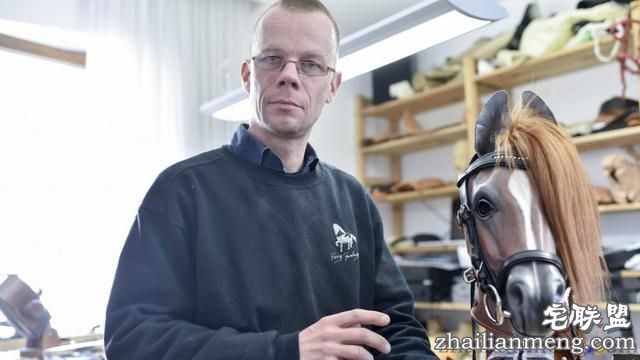 德国女子竟扮成马拉车,男子端坐驾驭她!