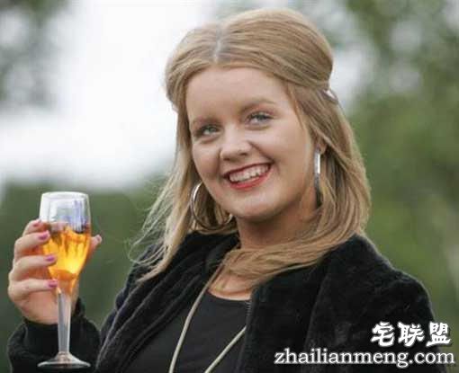 英国<a href=/e/tags/?tagname=%E5%B0%91%E5%A5%B3 target=_blank class=infotextkey>少女</a>17岁中百万巨奖,挥霍3年后男友与其分手!